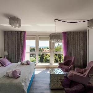 https://deluxe-apartment-emili.splithotels.org